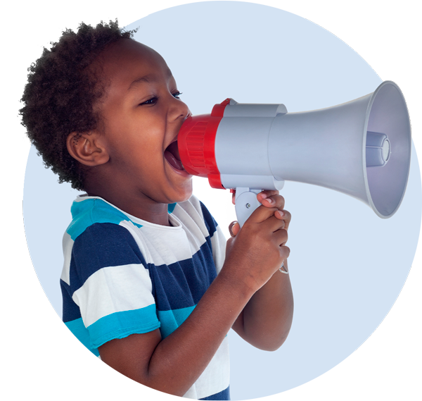 Menino falando em um megafone